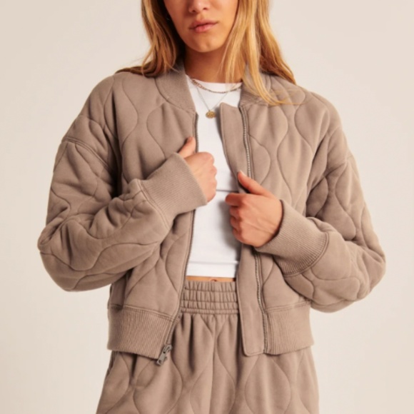 🚫SOLD🚫Abercrombie & Fitch Onion-Quilted Bomber Jacket - Picture 3 of 9